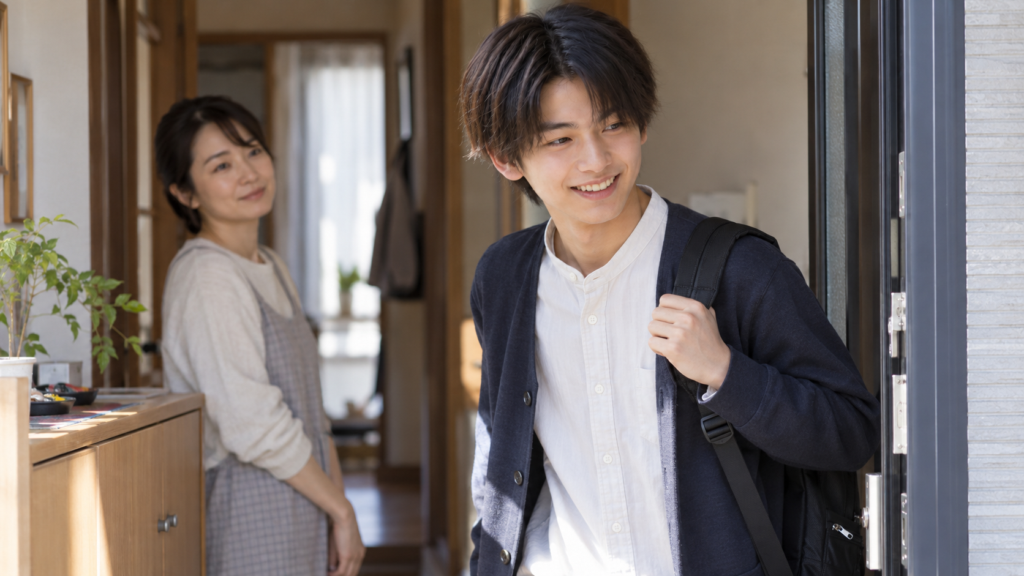 学校には行けなかった。でもアルバイトを始めて、家にいる時間が減っていった