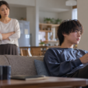 「休んでいい」と言ったのに、リビングでゲームをする姿に腹が立つ 「休んでいい」と言ったのに、リビングでゲームをする姿に腹が立つ
