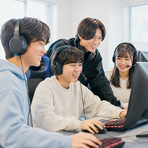 ヘッドセットを着けてeスポーツに取り組む生徒たち