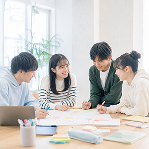 付箋を使ってグループワークをする生徒たち