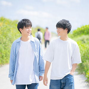笑い合いながら並んで歩く生徒たち